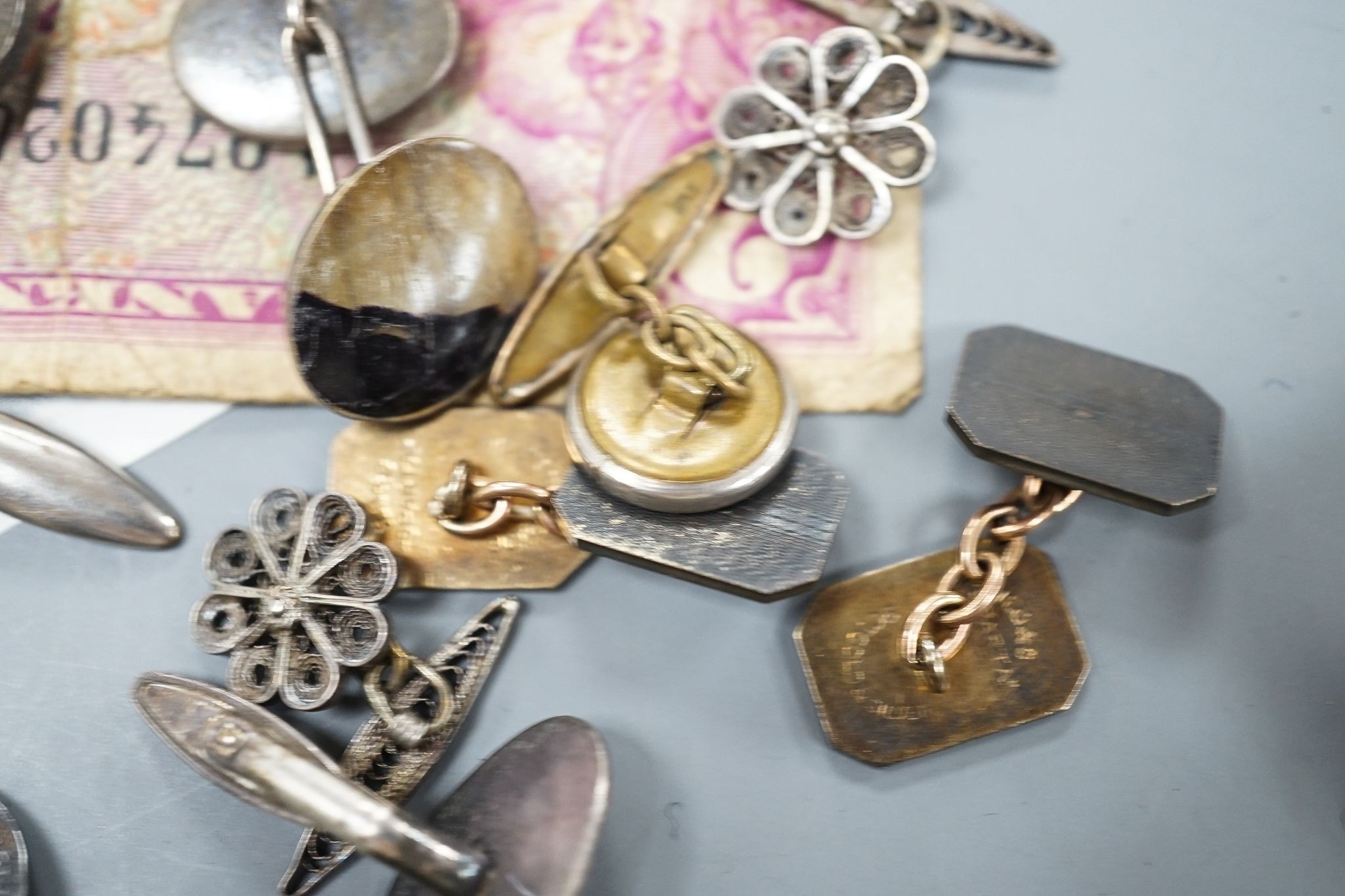 A silver vesta case, assorted cufflinks and a quantity of minor coinage and banknotes.